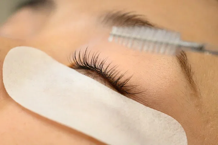 Brow lift, Lash lift eller kombobehandling hos NOIRÉA på Södermalm