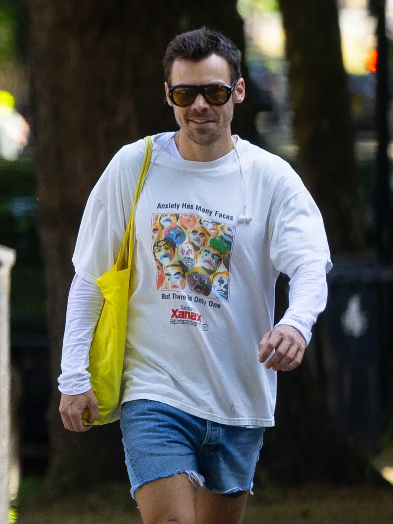 EXCLUSIVE WEB MUST CALL FOR PRICING London, UNITED KINGDOM Harry Styles had a spring in his step as he soaked up London’s summer heatwave, stepping out in a pair of denim shorts and a “Xanax” T-shirt. The former One Direction star, believed to be engaged to Zoe Kravitz, flashed a huge smile as he strolled through the streets following his weekend shows at Wembley. Pictured: Harry Styles BACKGRID USA 25 JUNE 2026 USA: +1 310 798 9111 / usasales@backgrid.com UK: +44 208 344 2007 / uksales@backgrid.com UK Clients - Pictures Containing Children Please Pixelate Face Prior To Publication