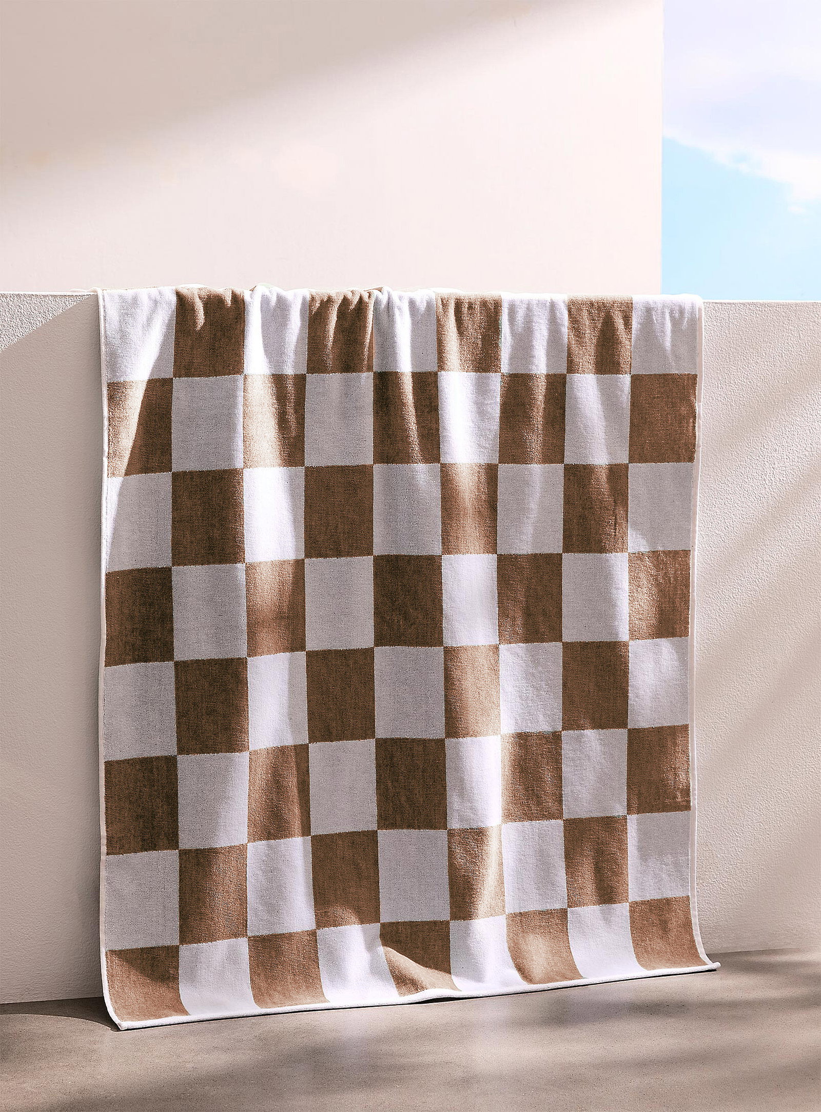 Checkered organic cotton beach towel<br>86 x 160 cm<br><b>Live Outside exclusive collection</b>