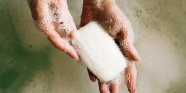 savonner main ou gant de toilette