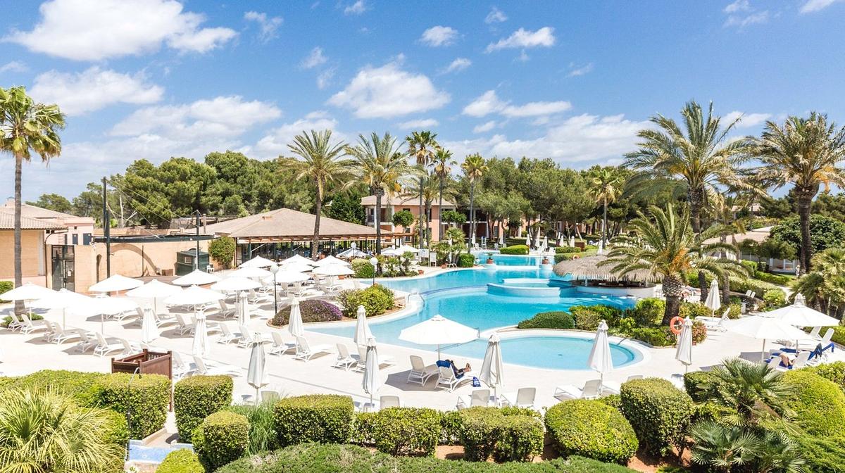 Dreamy Mallorca Seaside Retreat with Daily Breakfast, Nightly Dinner & Cocktails