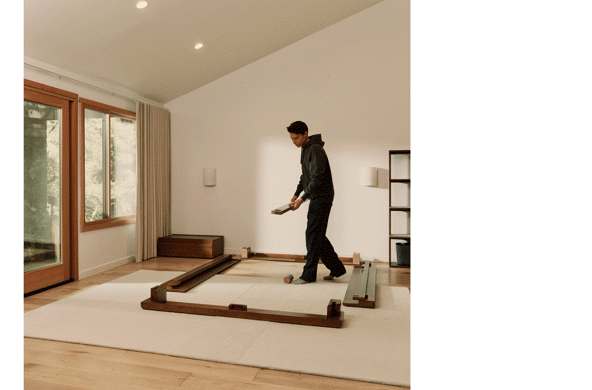 Simple from the start. No tools. No team. No stress. Box to bed, in minutes.