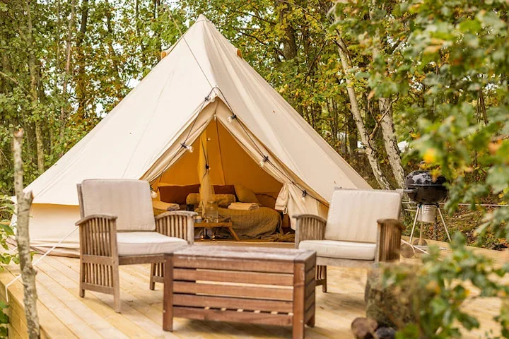 1 natt i glampingtält inkl. frukost för 2-4 personer hos Surfviken