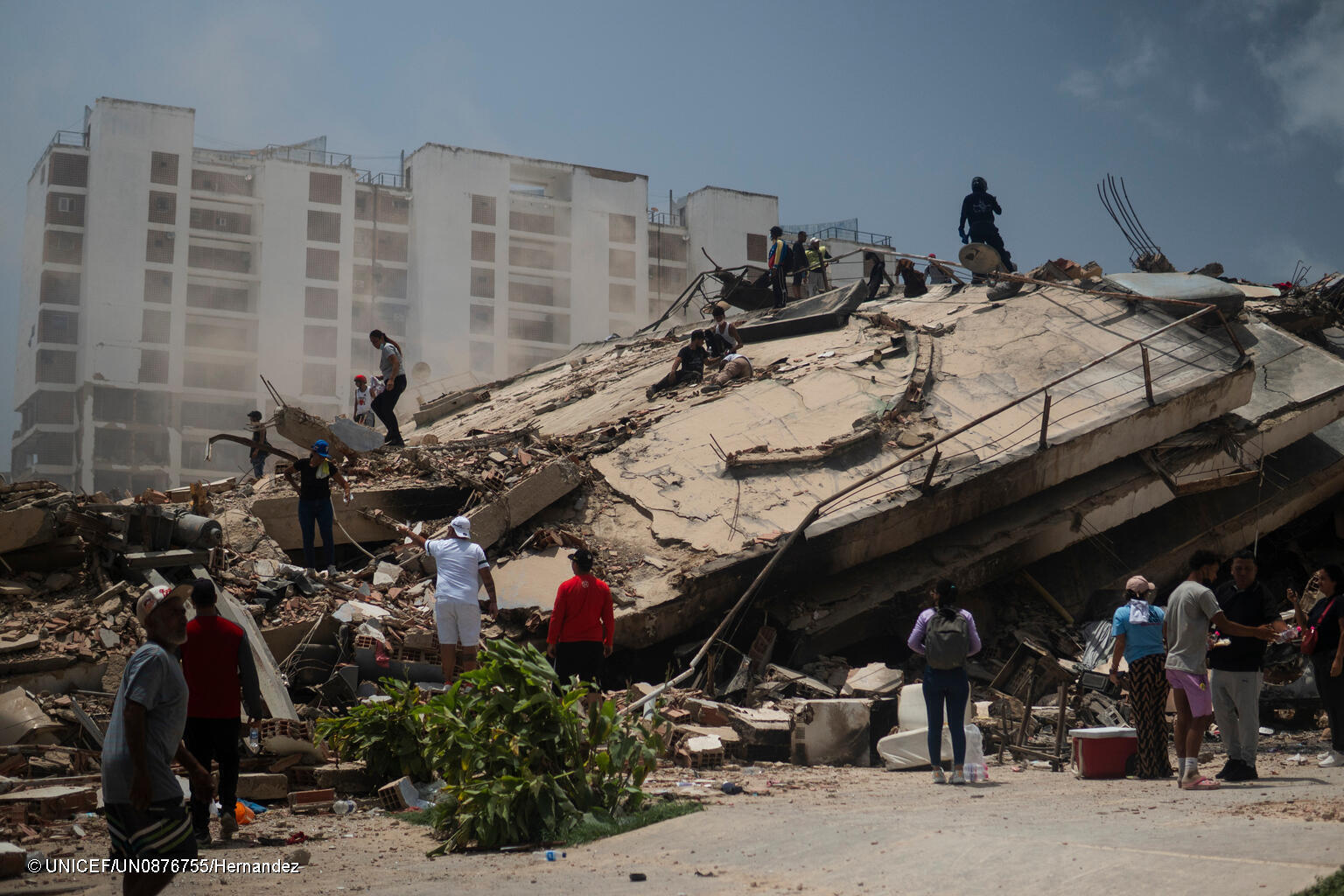 People in Venezuela searching through rubble after the earthquakes