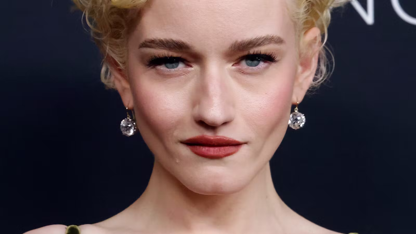 Julia Garner Used Three Summer Trends To Instantly Dress Up Her T-Shirt & Jeans