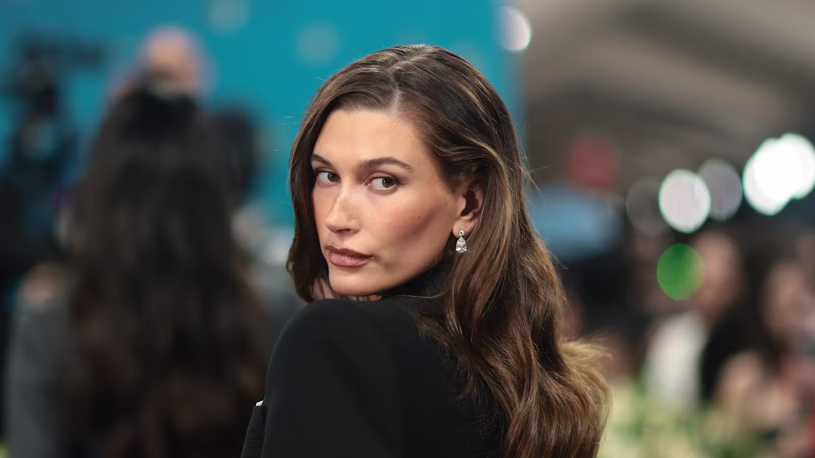 Hailey Bieber Just Brought Back This '90s Supermodel-Coded Cut 
