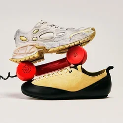 Rode vintage telefoonhoorn gebalanceerd tussen twee sneakers, de ene beige en zwart en de andere lichtgrijs met gele accenten, op een effen achtergrond.