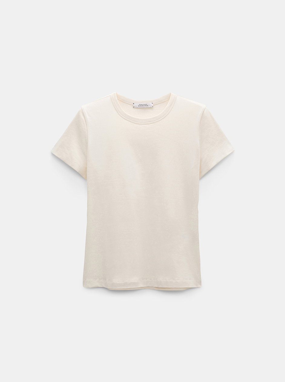 Ein klassisches, weißes Kurzarm-T-Shirt von DOROTHEE SCHUMACHER mit Rundhalsausschnitt – ein zeitloses Essential aus weicher Baumwolle.