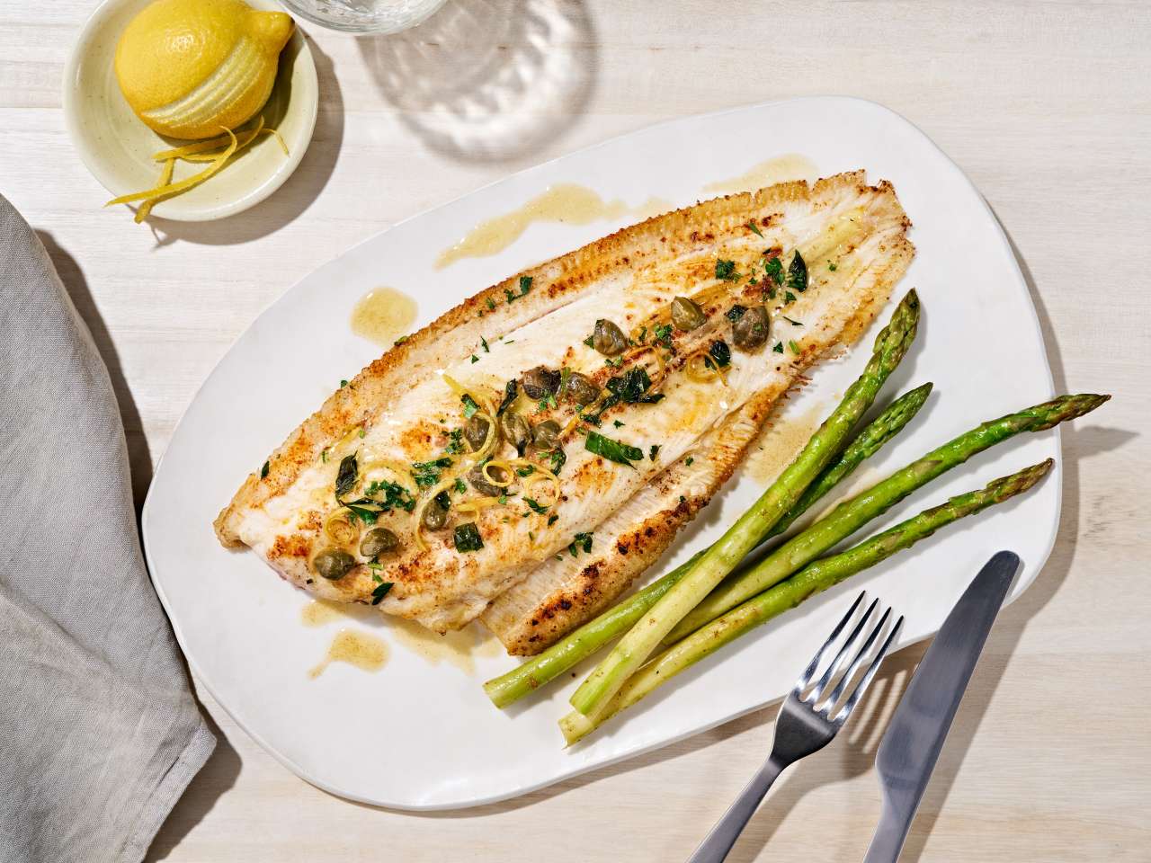 Seezunge à la meunière mit Spargel