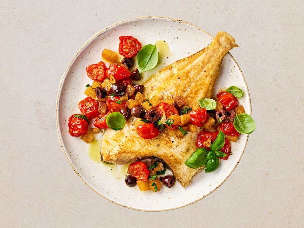 Scholle mit Tomaten, Oliven und Croutons