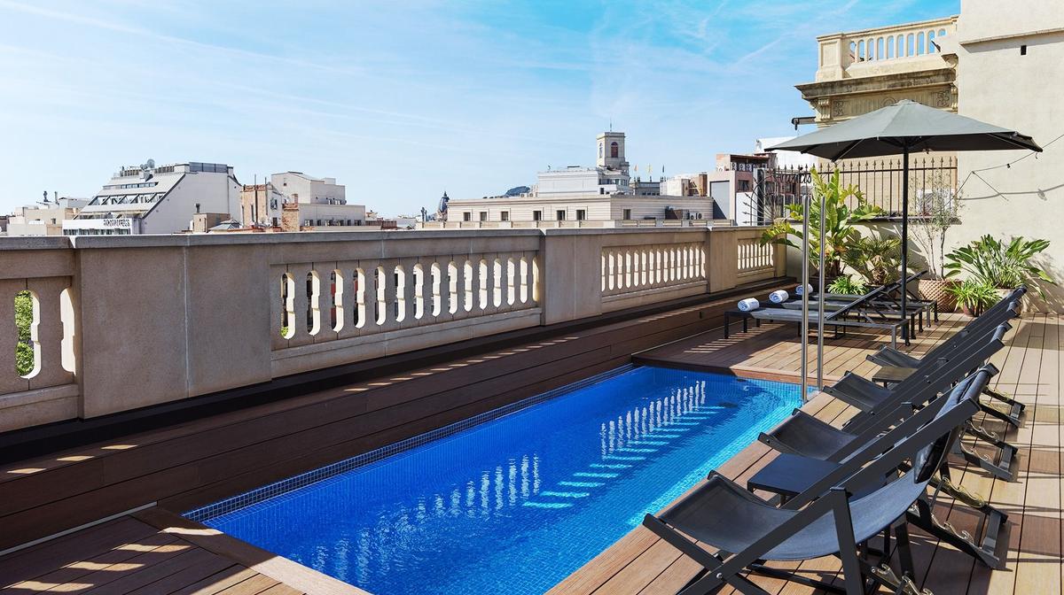Modern Barcelona City Escape near La Rambla with Daily Breakfast & Rooftop Pool