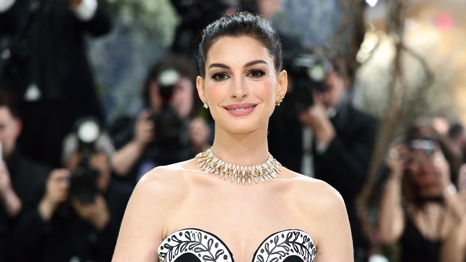 Anne Hathaway's Sunkissed Highlights Are Perfect For Summer