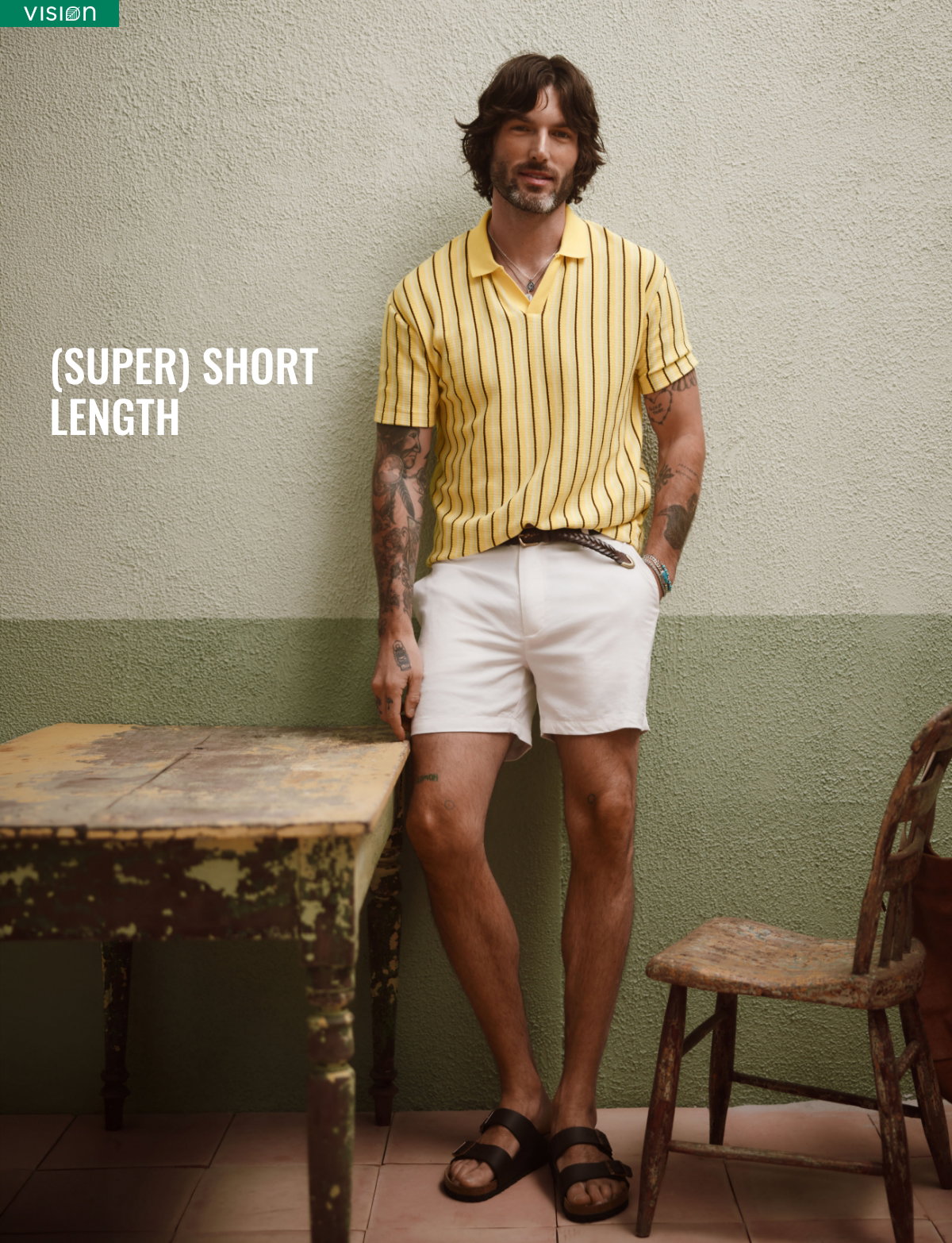 Man wearing a super short lenght chino short 