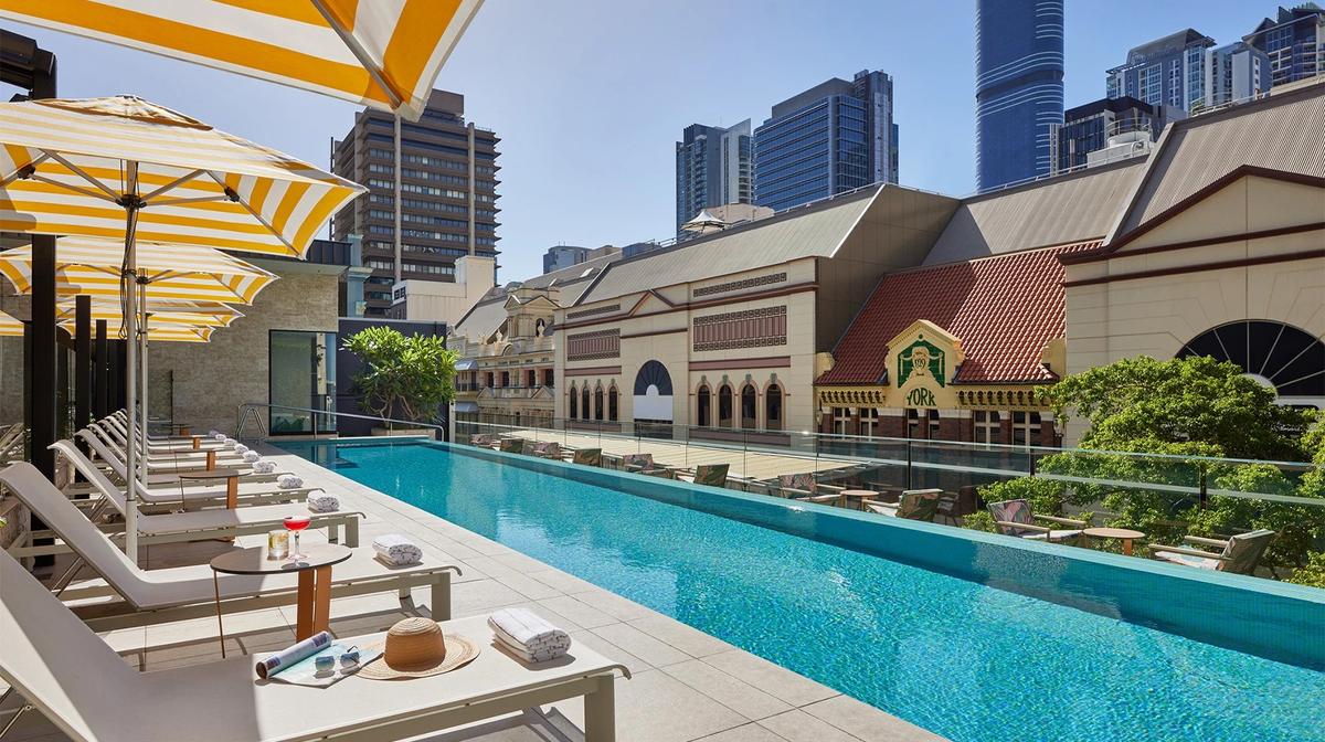 Brisbane CBD Luxury Retreat on Queen Street Mall with Daily Breakfast, Rooftop Bar & Infinity Pool