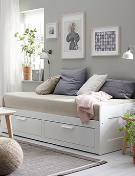 The twin BRIMNES Daybed frame with 2 drawers in white.