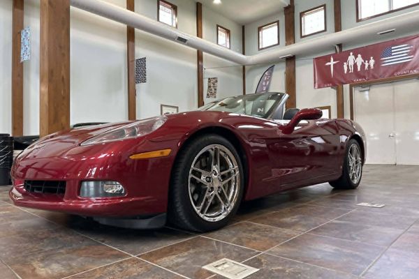 2006 Chevrolet Corvette Convertible Powered by 400hp LS2 V8 & 6-Soeed Manual