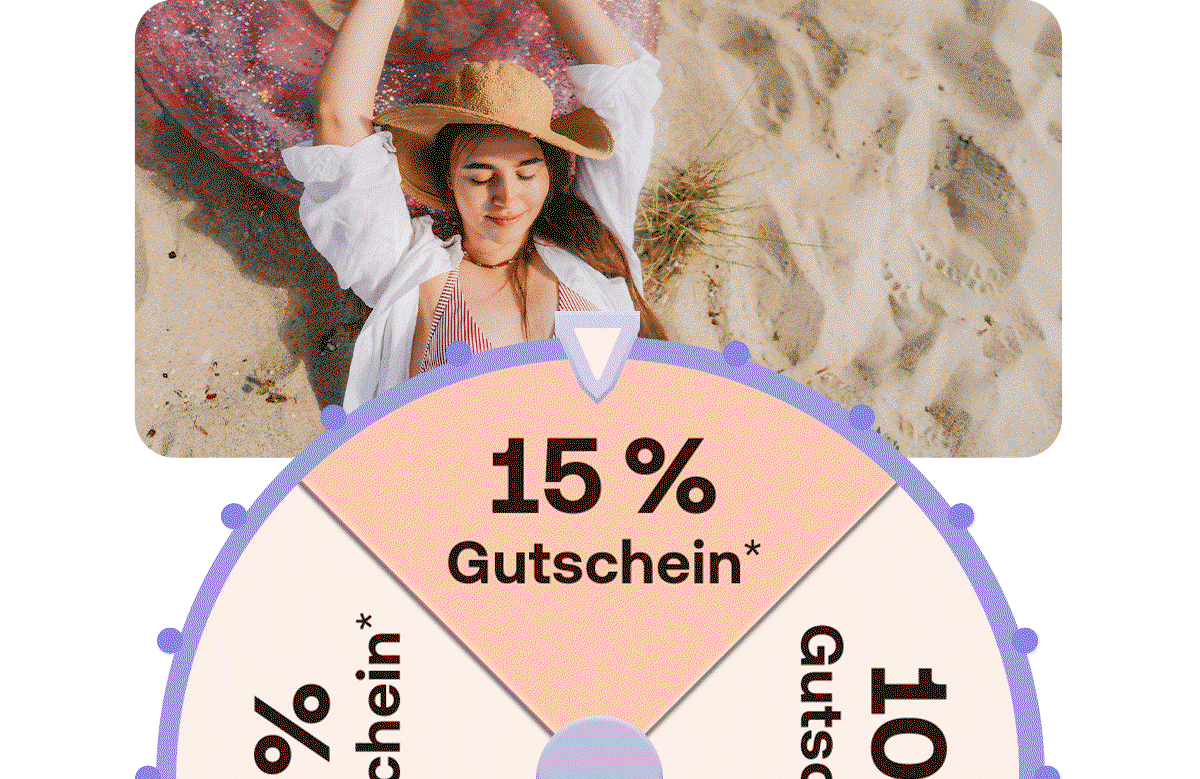 Frau entspannt am Strand. Glücksrad mit Gutscheinaktion und hervorgehobenen 15 % Rabatt.