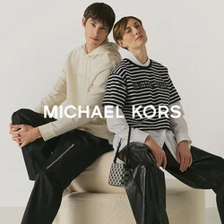 Twee jonge mensen zitten rug aan rug op een ronde beige poef, gekleed in casual chique outfits, tegen een witte achtergrond.