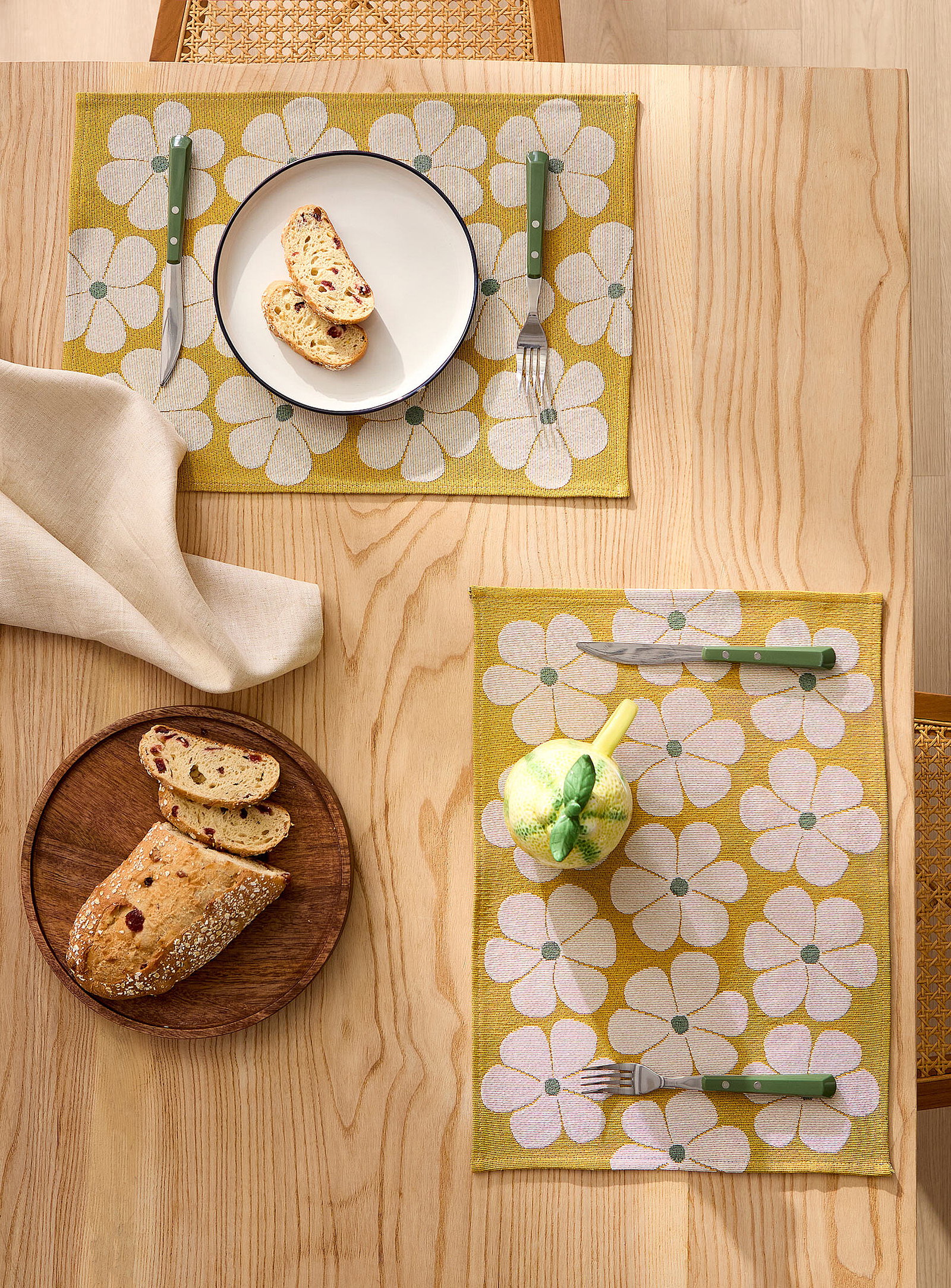 Retro daisies tapestry placemats<br>Set of 2