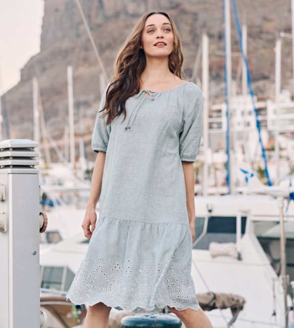 Weites Kleid mit Lochstickerei