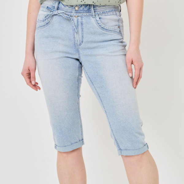 Stretchige Jeans-Capri mit Bändchen