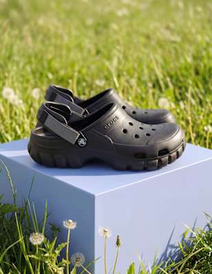 schwarze Crocs 