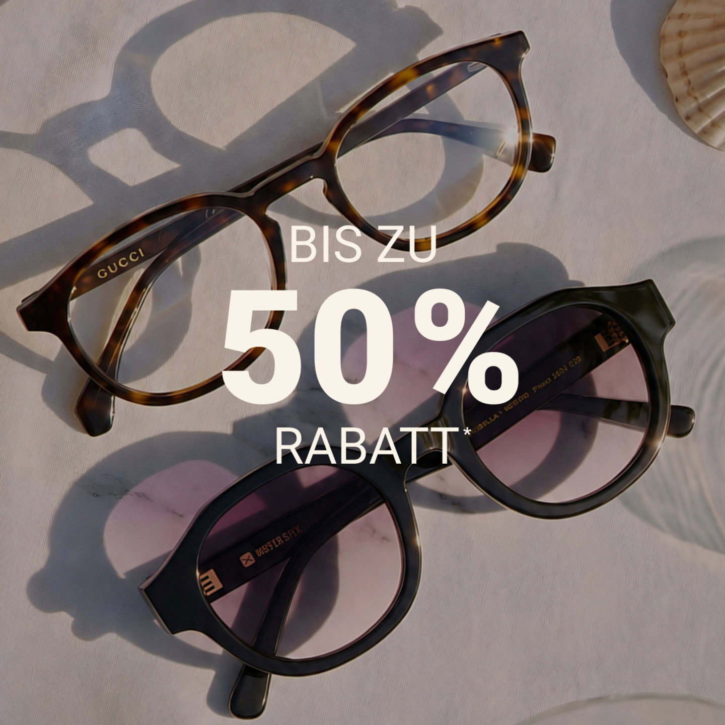 Brille und Sonnenbrille liegen nebeneinander auf heller Fläche mit dem Text "Bis zu 50% Rabatt*".