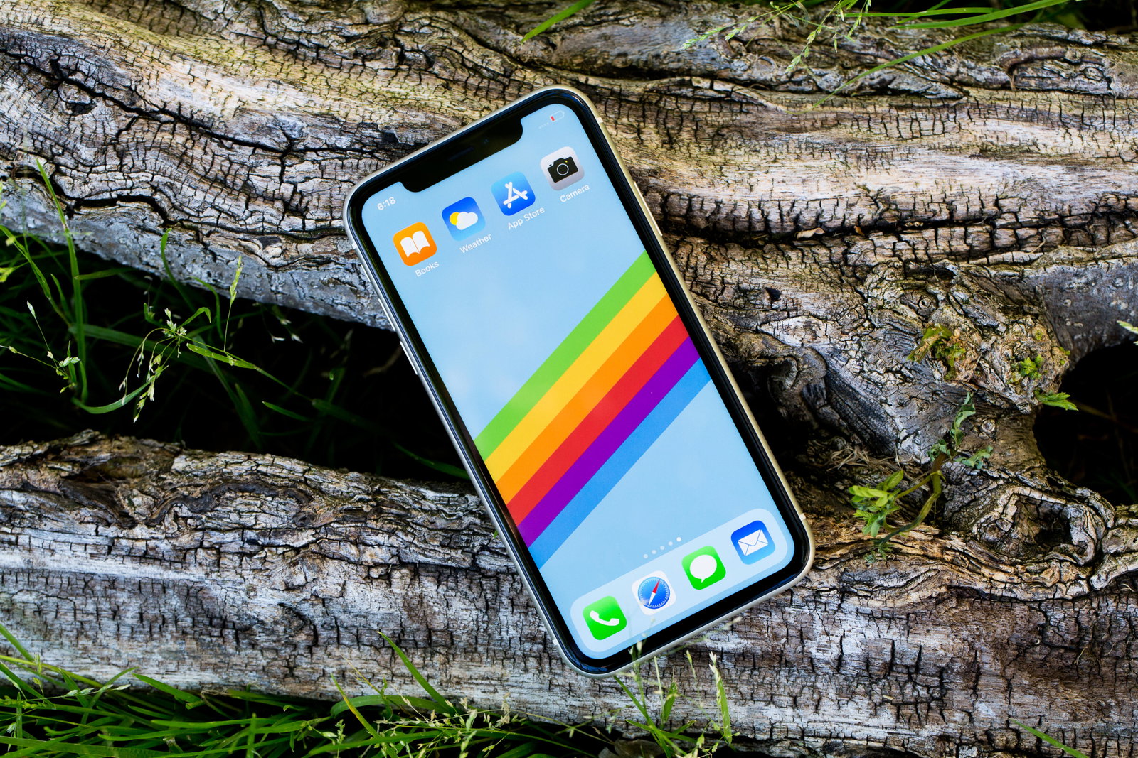 iOS 27 Coming to Older iPhones May Just Be Apple's Winning Strategy