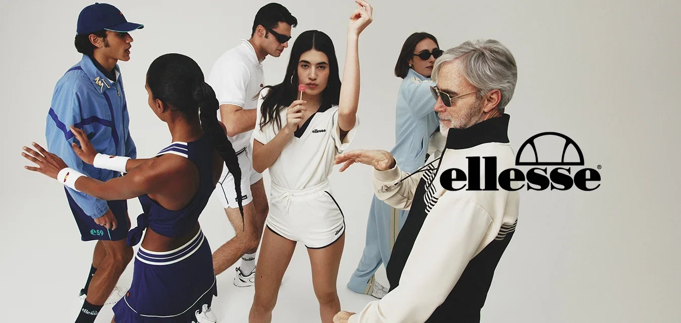 Gruppo di sei individui in abbigliamento sportivo: colori variati, materiali comprendono cotone e rete, con cappellini, occhiali da sole e fasce da polso.
