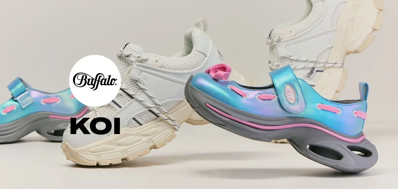 Coppia di sneakers bianche robuste appoggiate contro due scarpe slip-on futuristiche blu e rosa su uno sfondo chiaro uniforme.