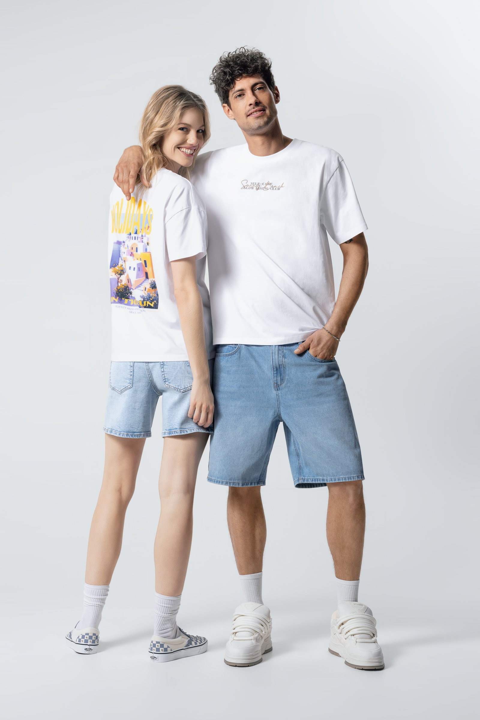 misterlady Sommer-Looks: Denim-Styles und Print-Shirts für Damen und Herren.