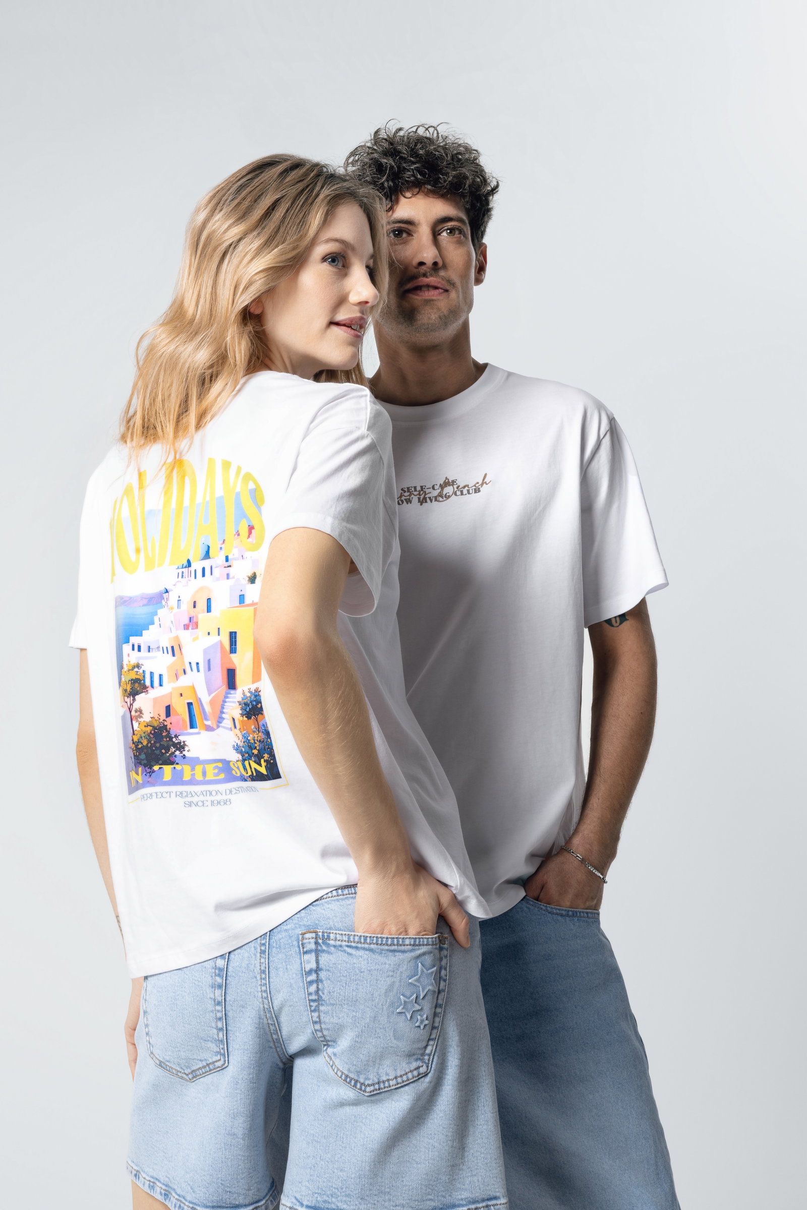 misterlady Sommer-Looks: Denim-Styles und Print-Shirts für Damen und Herren.