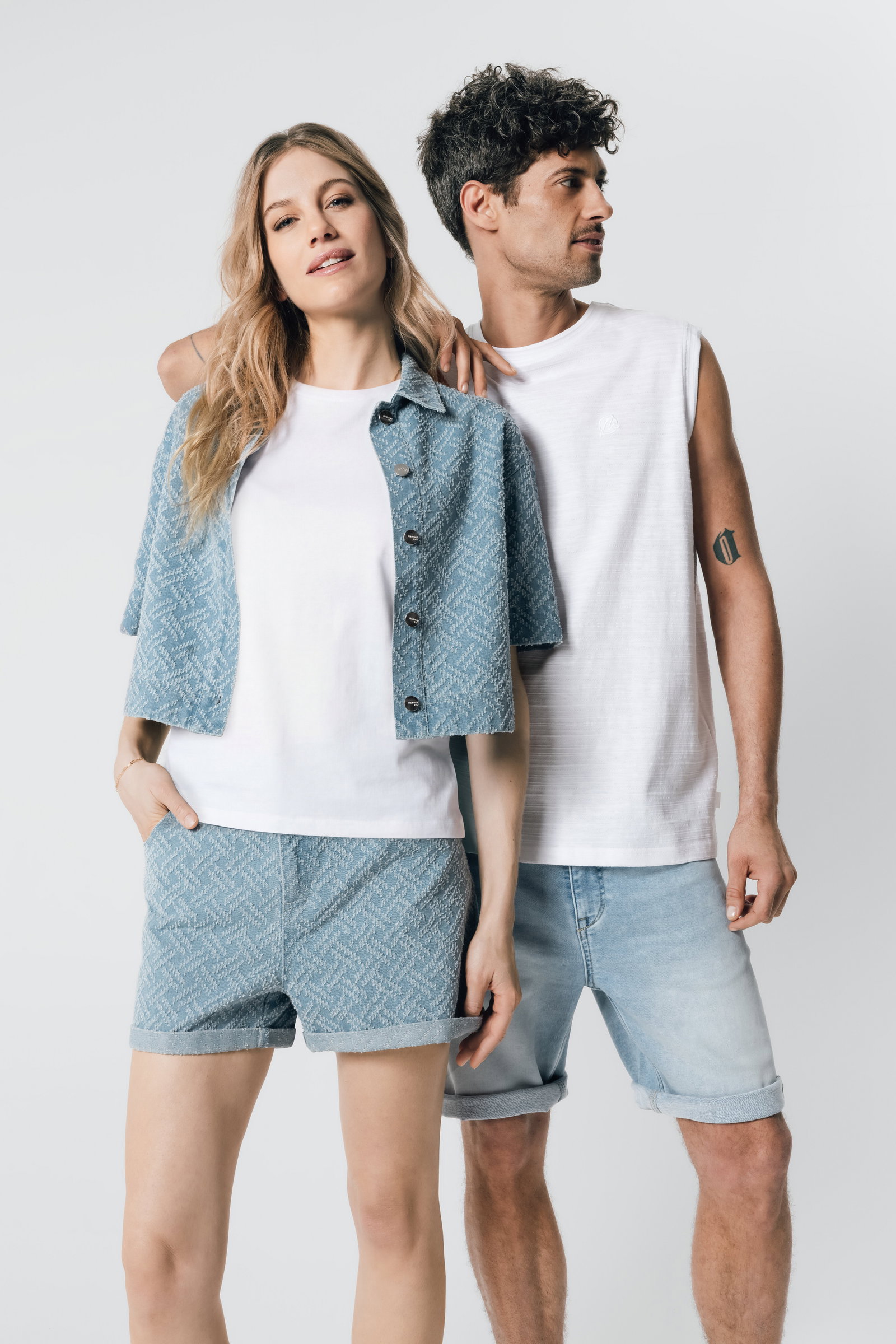 misterlady Sommer-Looks: Denim-Styles und Print-Shirts für Damen und Herren.