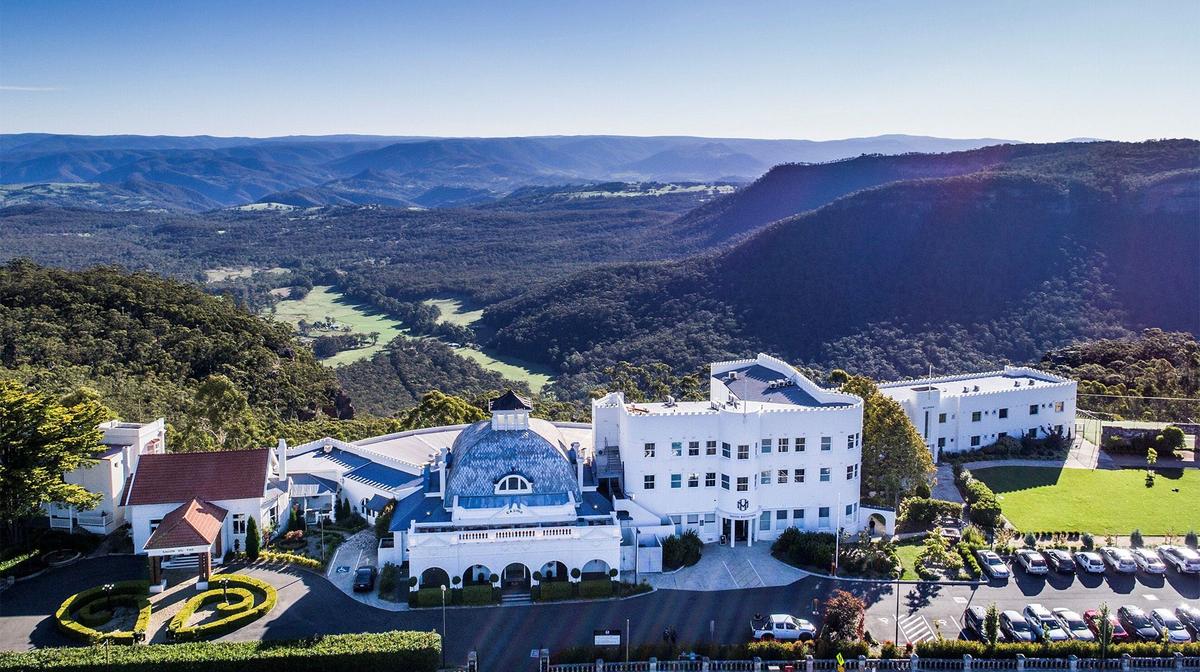 Iconic Blue Mountains Luxury with Daily Sparkling Wine Breakfast, Two-Course Dinner & Nightly Cocktails