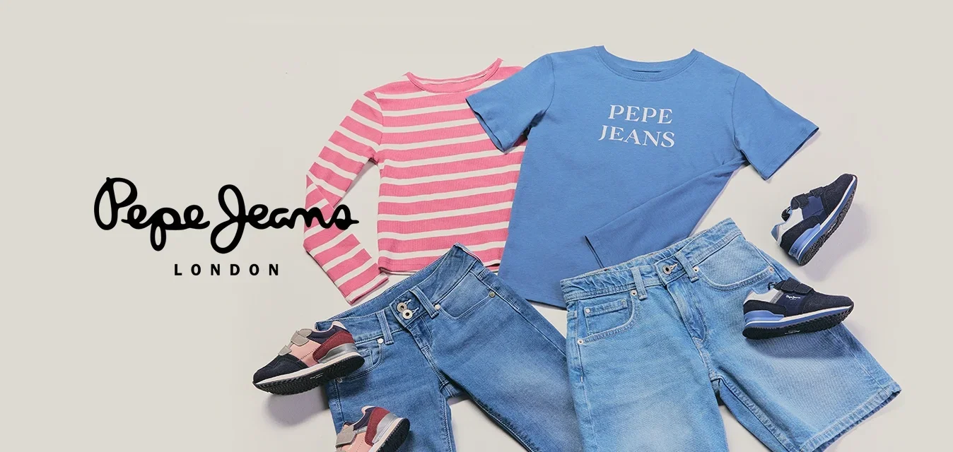 Dos conjuntos informales con zapatos para niños: una camiseta de manga larga rosa a rayas con vaqueros y zapatillas rosas, una camiseta azul Pepe Jeans con pantalones cortos vaqueros y zapatillas azul marino.