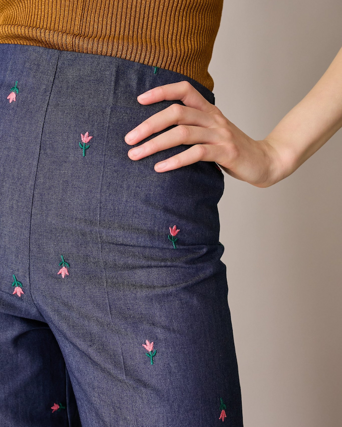 Pantaloni effetto denim con fiori ricamati