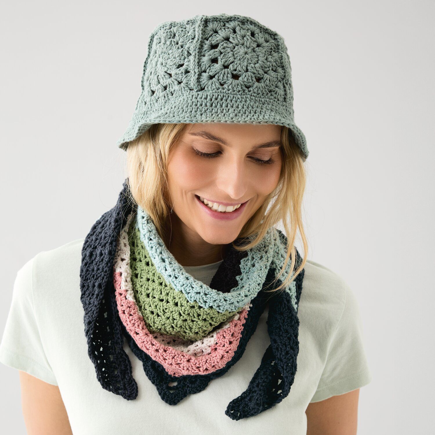 Frau mit buntem, gestreiftem Tuch und Bucket Hat