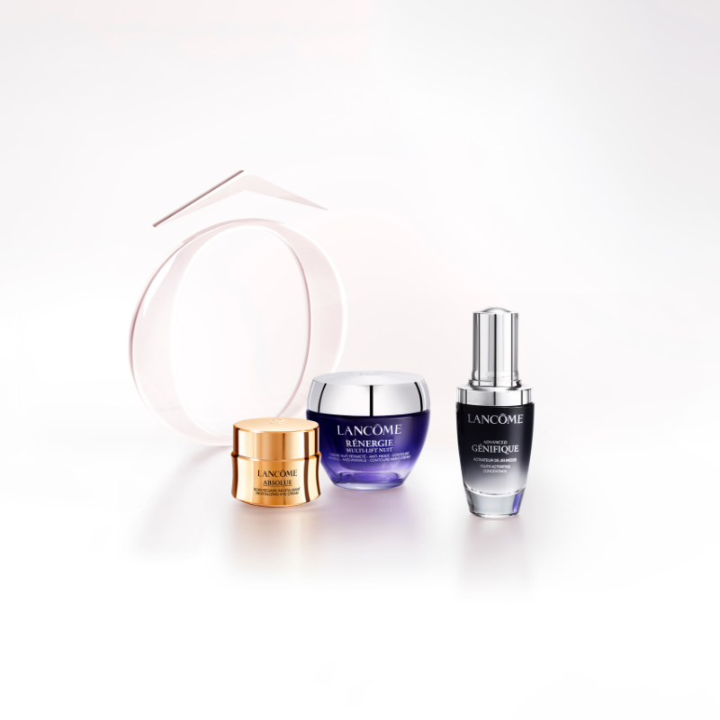 Tre prodotti Lancôme: Absolue, Rénergie e Génifique, disposti davanti al logo del brand stilizzato in rosa