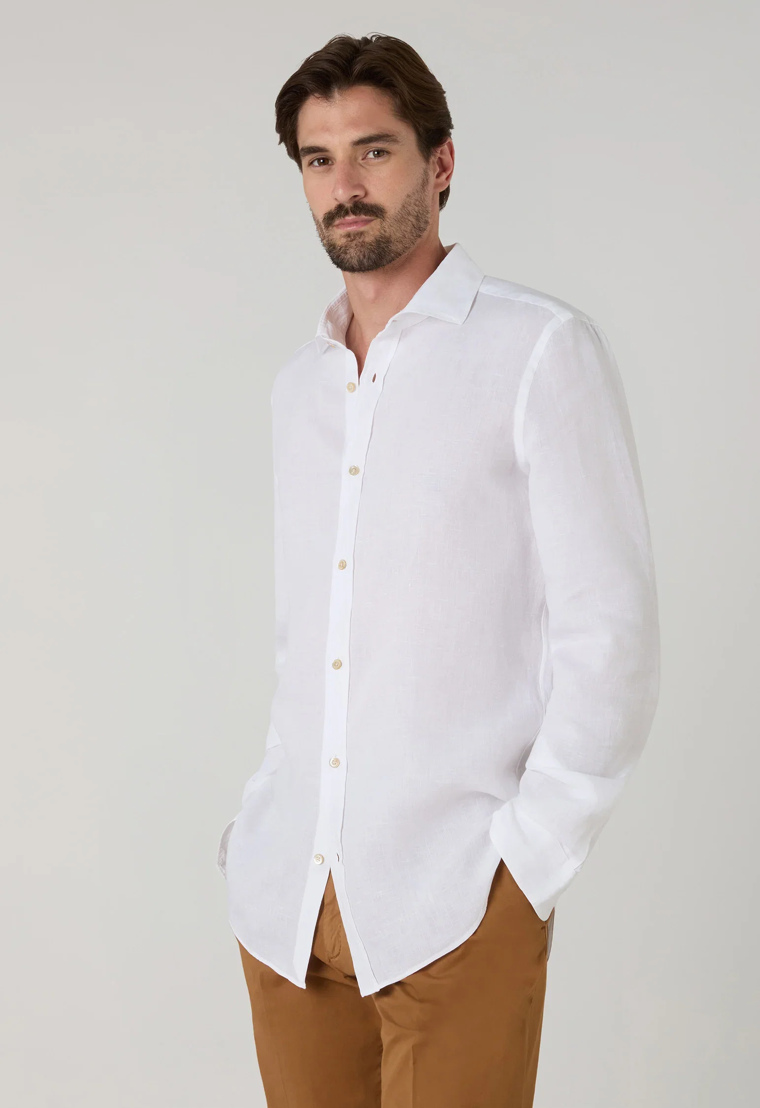 Image of Camicia sartoriale bianca in lino tinto in capo