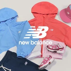 Dos chaquetas con capucha para niños en azul y rojo, acompañadas de gorras a juego, zapatillas deportivas y pantalones azul marino, dispuestas sobre un fondo claro.