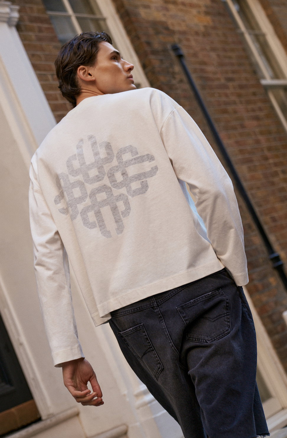 REVERSE EMBLEM PRINT LONG SLEEVE T-SHIRT