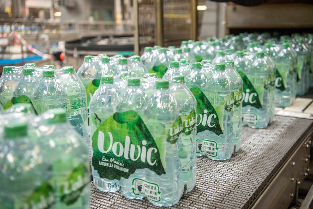 Un pack d'eau Volvic à la sortie de l'usine d'embouteillage
