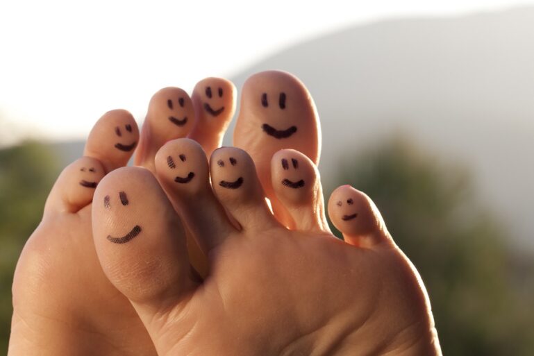 Des pieds avec des bonhommes heureux figurant des pieds qui ne transpirent pas