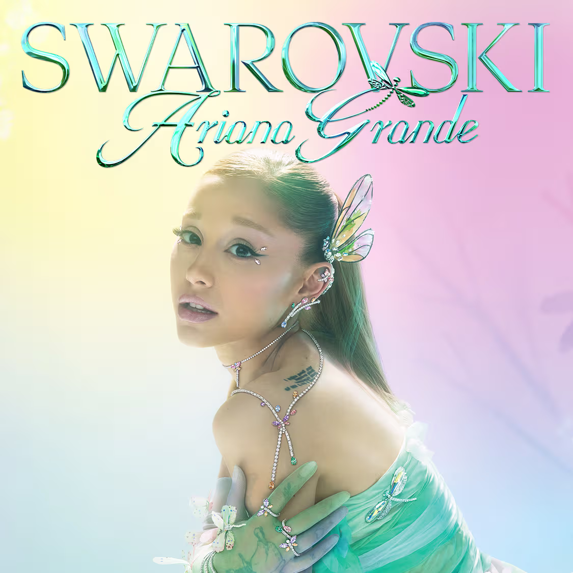 Ariana Grande met sieraden uit de Ariana Grande x Swarovski Capsule-collectie