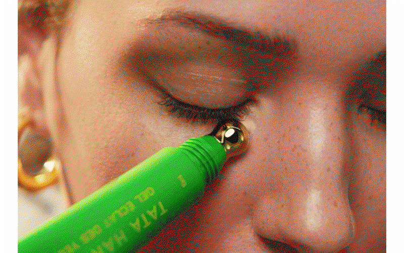 Look well-rested, whenever you land. Designed in a travel-friendly tube, Brightening Eye Gel is a must-have travel essential for mid-flight refreshment, post-flight touch-ups, and everything in between.  