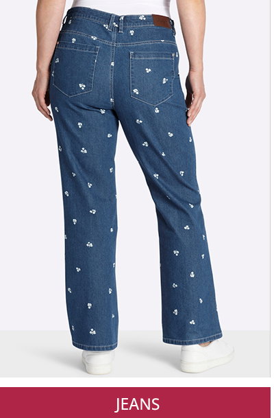 Model in Jeans mit weißer Blütenstickerei mit Link in alle Sale Jeans