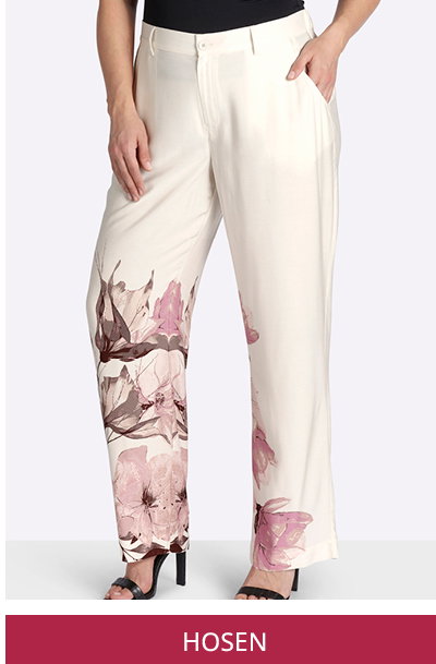 Model in cremefarbener langer Hose mit rostbraunem Blütendruck von Saum bis Knie und link in alle Sale Hosen