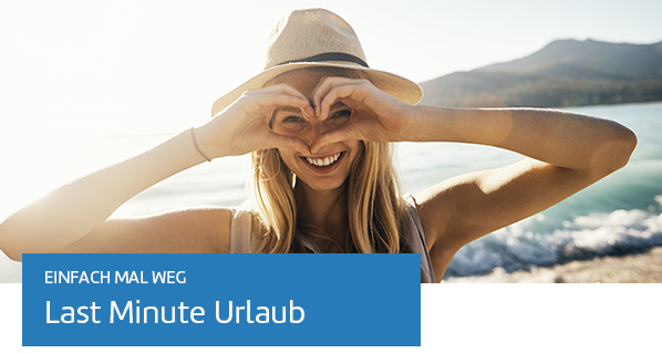 Eine Frau mit Sonnenhut formt mit ihren Händen ein Herz. Text: Einfach mal weg. Last Minute Urlaub.