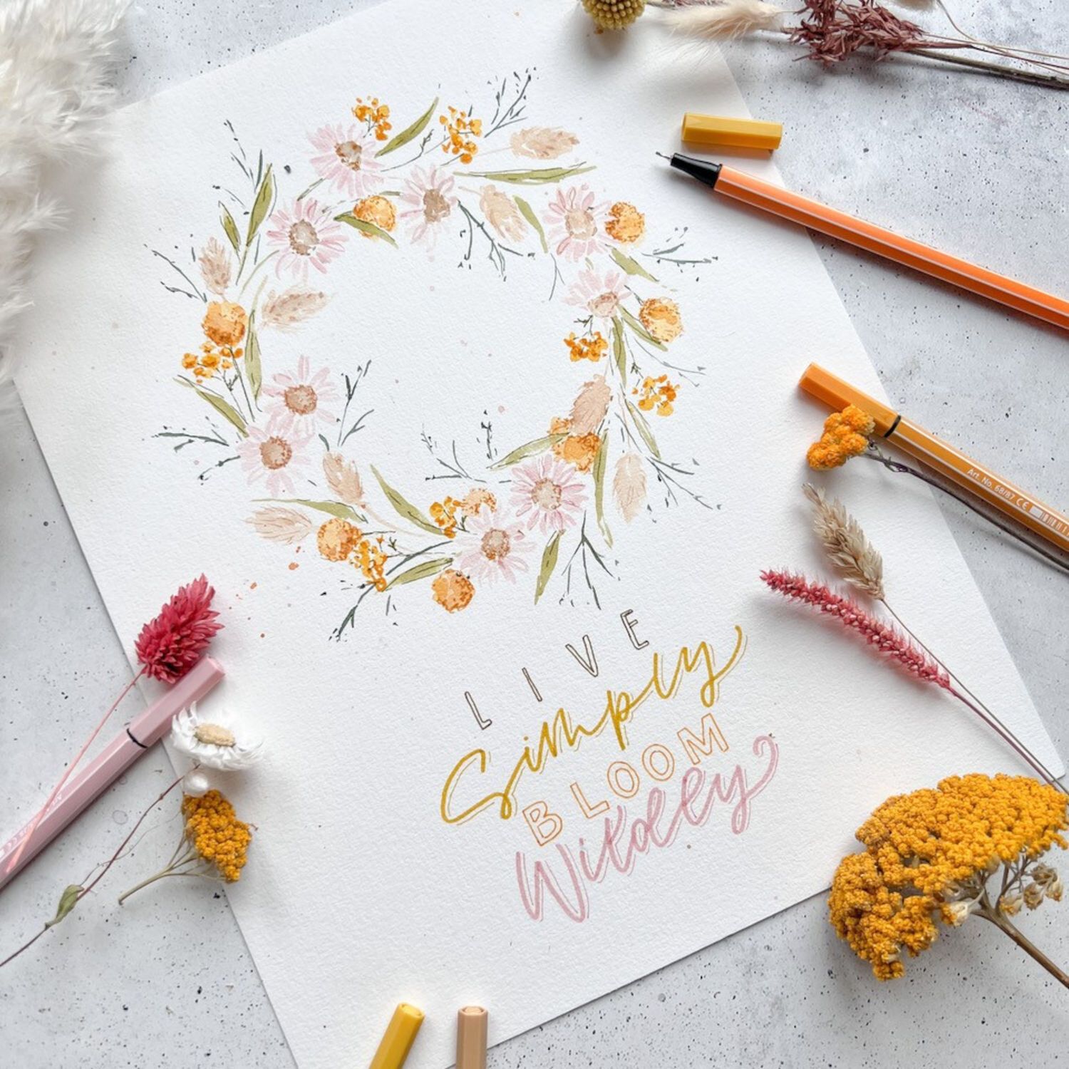 Blumenkranz und Schrift mit Finelinern gezeichnet