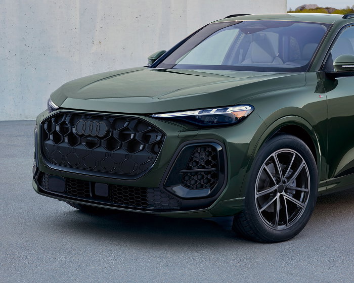 A profile shot of the front side of an Audi Q5 in District Green Metallic. Visit the model page.